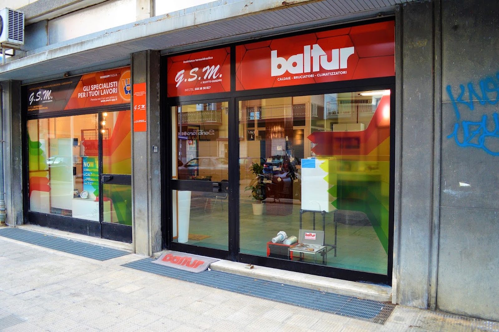 Vetrina del centro assistenza GSM Baltur in Via Giovanni Modugno 27, Bari